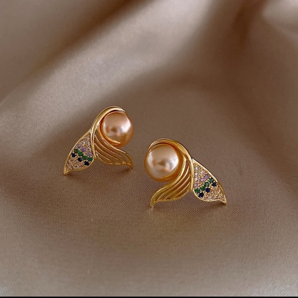 🧜‍♀️ Sterling Silver Gold Plated Mermaid Tailfin Studs w/faux pearl - Picture 1 of 1